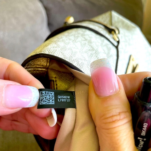 Michael Kors jet set white/cream signature tote with gold perforated stars⭐️⭐️⭐️ - Picture 14 of 14